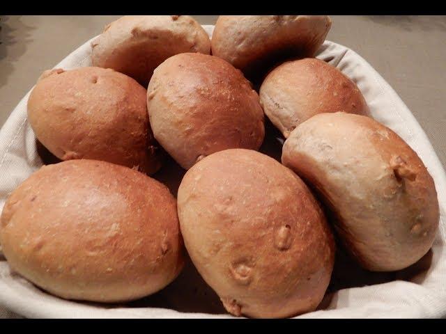 Ruchmehl-Brötchen mit Walnüssen