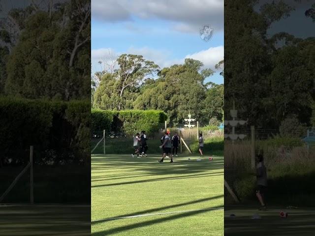 Ramón Díaz batendo uma bola com os goleiros do Vasco