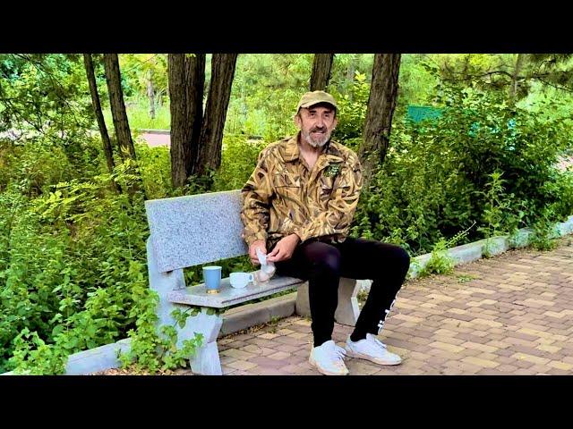 Люська ИСТЕРИТ, мы все на нервах, а Влад просто взял кофе, ищет раскладушку и хочет не ночь остаться