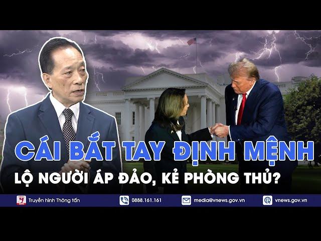 Bầu cử Mỹ 2024: Cái bắt tay định mệnh để lộ khe hở của người áp đảo, kẻ phòng thủ? - BLQT - VNews