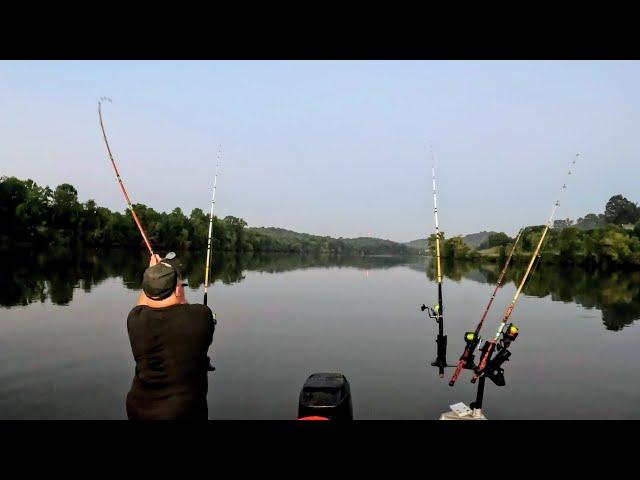 One of the best times to catfish.Moon setting and the sun rising. A recipe that lead to a broken 