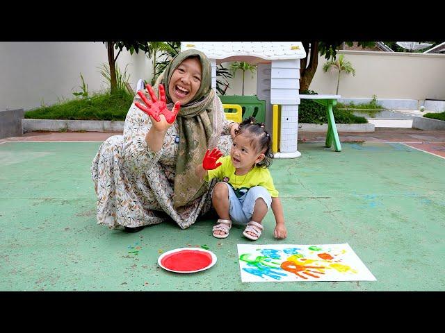 Aracelli Playing Paint With Five Fingers And Popping Water Balloons