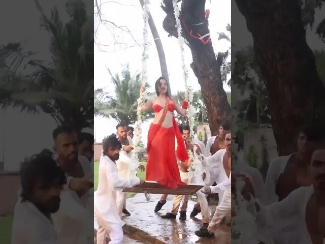 Urfi Javed FALLS of a swing during the shoot of her song Haye Haye Ye Majboori #shorts #urfijaved