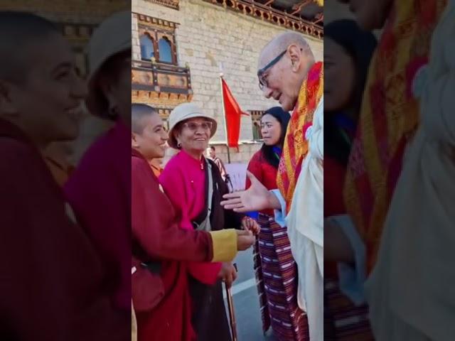 Hindu Priest Interacting with Buddhist Nun infront of Buddha #sadhguru #religion