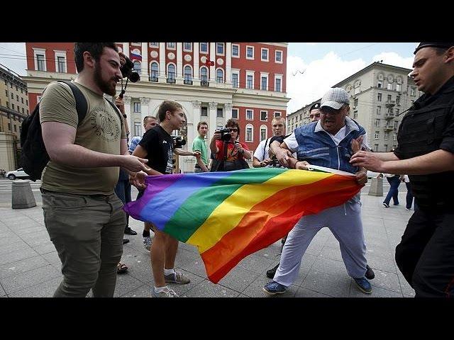 Arrests as pro and anti-gay rights activists clash in Moscow