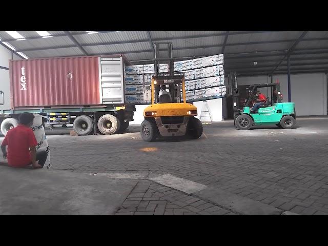 AMAZING FORKLIFT SKILLS,  MERBAU DECKING Loading Into Container Only 5 Minutes