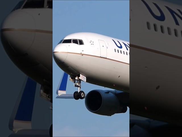 boing 777 United 676 land #aircraft #viral #reels #shortvideo