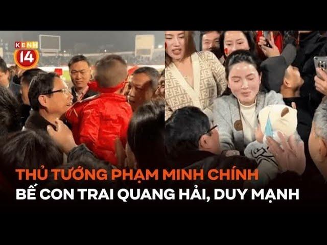 Thủ tướng Phạm Minh Chính bế con trai Quang Hải, Duy Mạnh sau trận đội tuyển Việt Nam thắng Myanmar