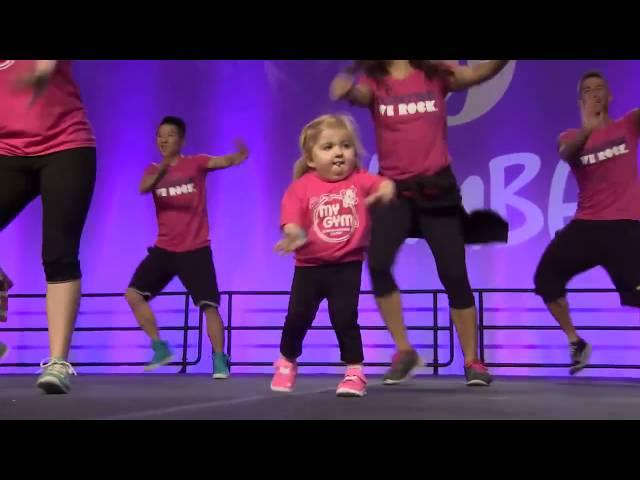 Смешные видео - маленькая девочка зажигает, очень смешно