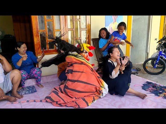 barongan galak ngamuk masuk rumah emak emak di hajar barongan-barongan woro