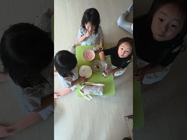 사랑 그 자체 간식 나눠먹는 아이들(sharing candy, jelly, marshmallows)