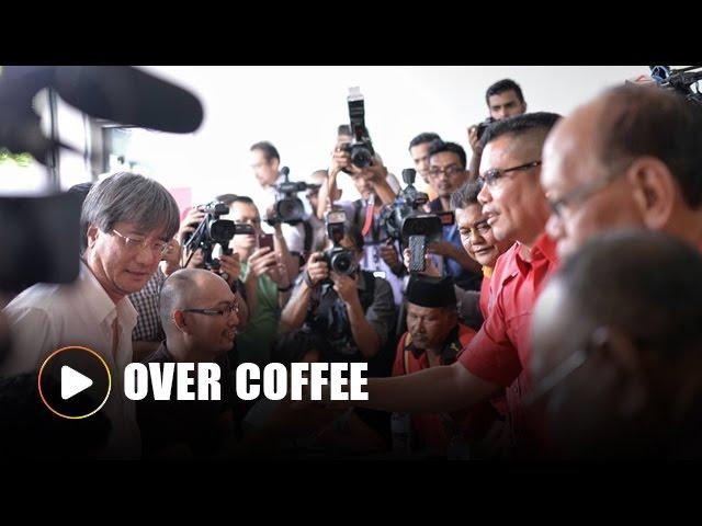 Malaysiakini editors explain OSF grant to Jamal over coffee