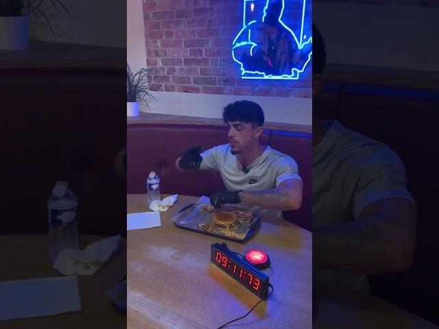 JOHN VS U’S CANTEEN #challenge #food #humour #burger #microtrottoir #degustation