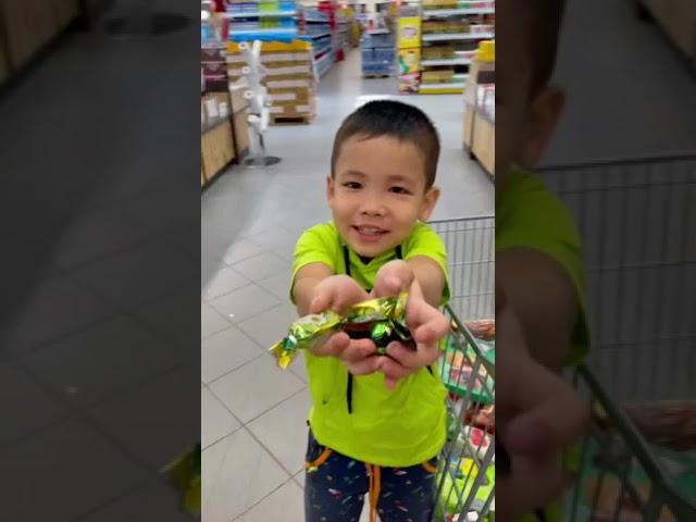 Челлендж с детьми. Покупаем продукты, которые выбрали дети. Алан выбрал зелёный цвет,Адия коричневый