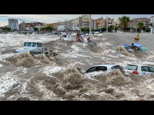 Chaos in Spain! Half the city in Tarragona was swept into the sea by a Floods