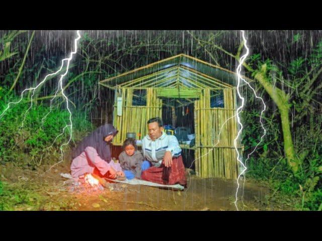 HEAVY RAIN CAMPING - WIFE SLEEPING WITH THE KIDS IN THE MIDDLE OF THE NIGHT RAIN - ASMR RAIN