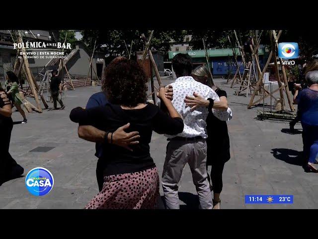 Milonga de los 300, y la orquesta de "Las Señoras" en la explanada de la Intendencia de Montevideo