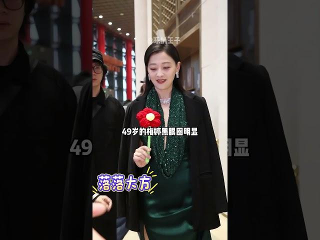 当《六姊妹》一家9口走红毯时，邬君梅林下风致，梅婷仪态万方