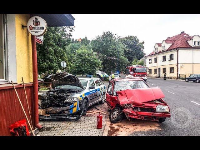 Bouračka policejního vozu v Bělé pod Bezdězem.