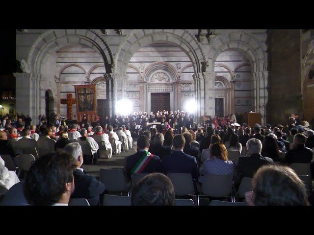 Folla di fedeli e di pubblico per la processione della Luminara