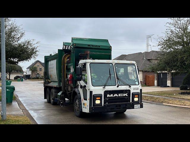 Waste Management:Mack LR McNeilus ZR on recycling 106059