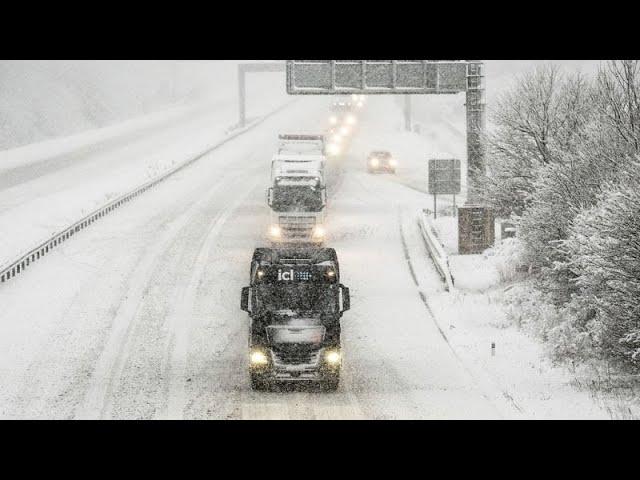 Neve e gelo sferzano Regno Unito e Germania