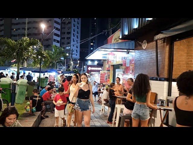 RECIFE A NOITE COMIDA DE RUA NA PRAÇA DE BOA VIAGEM PERNAMBUCO BRAZIL