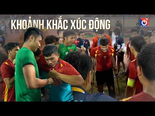 Xúc động Văn Toản mặc áo giúp Văn Xuân rồi dìu ra ăn mừng chức vô địch cùng toàn đội