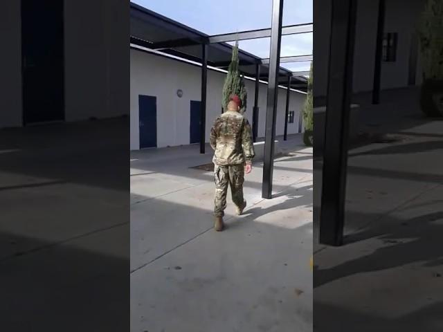 Hermano soldado sorprende a su hermana en la escuela