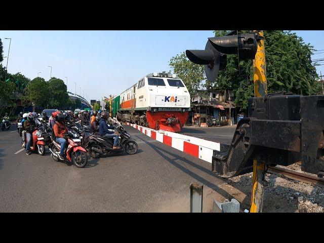 Perlintasan KA Bendul Merisi Palang Pintu Tambahan Baru