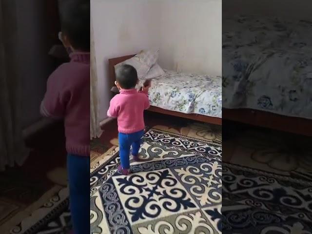 Қызымның телефонмен сөйлесуі