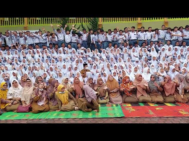 Kepala Sekolah, Dewan Guru dan TU bersama seluruh siswa kelas XII bersama bernyanyi dan teriakan yel