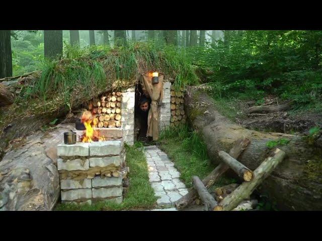 Bushcraft SURVIVAL Shelter; Building a Cozy Secret Shelter Deep in the Big Tree. 5 Days Camping