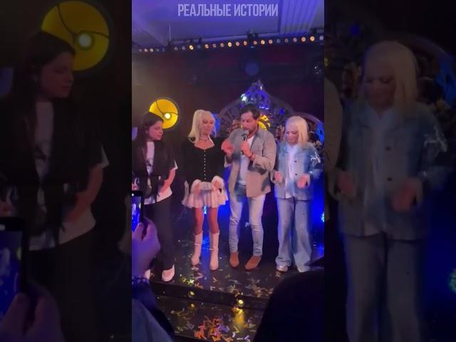 Лере Кудрявцевой исполнилось 54 года в день рождения телезвезда устроила караоке-вечеринку