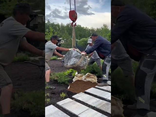 Выгружаем черный мрамор с прожилками🪨 #land_blog #garden #ландшафтныйдизайн #озеленение #садмечты