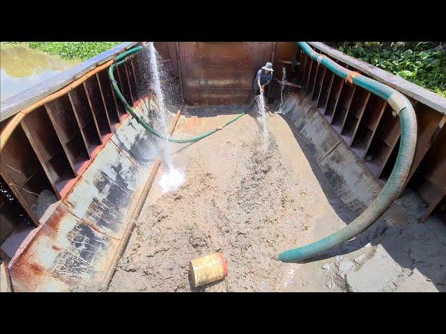 Quá trình bơm 1 ghe cát nhỏ ở miền Tây/The process of pumping a small sand boat