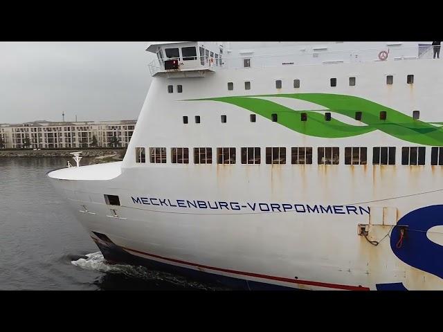 Fährschiff Mecklenburg-Vorpommern in einer knappen Vorbeifahrt am 06.11.24 in Rosotck.