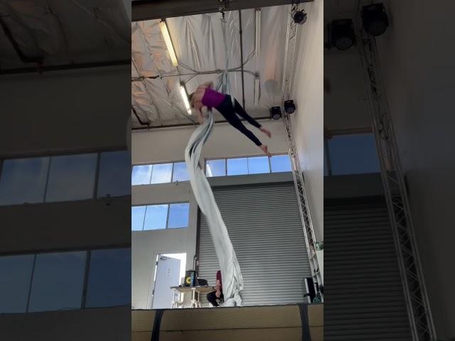 A FUN WAY INTO KNEE BELAY  #aerialsilks