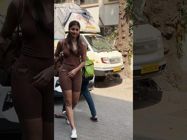 Pooja Hegde Snapped At Gym With Her New Car In Bandra || Bollywood Mastiz