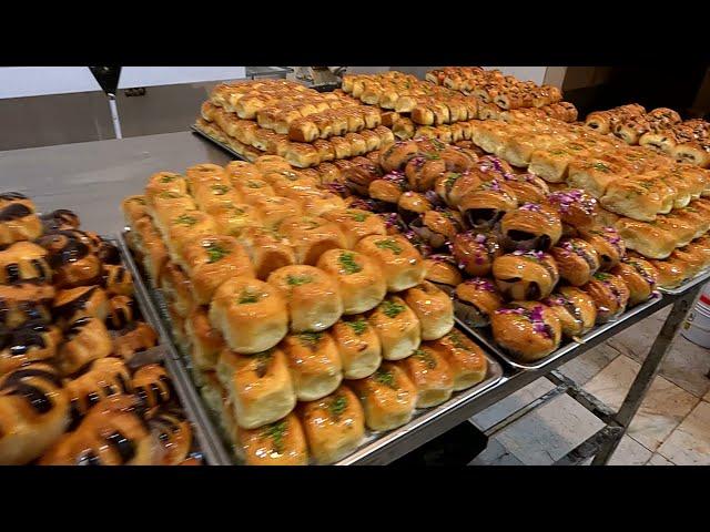 شیرینی دانمارکی در شیرینی فروشی |Pastry chef in a delicious confectionery kitchen Danish sweets