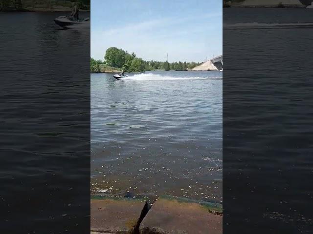 Самый мощный гидроцикл плывет по воде