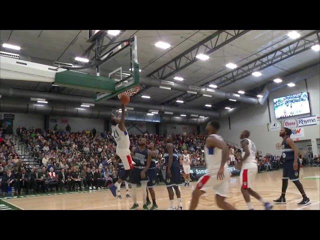 Kamari Murphy attacks the rim!