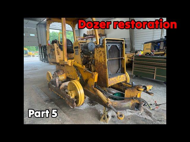 Rebuilding hydraulic cylinders, fixing bent blade issues and small details on the Deere 450G part 5