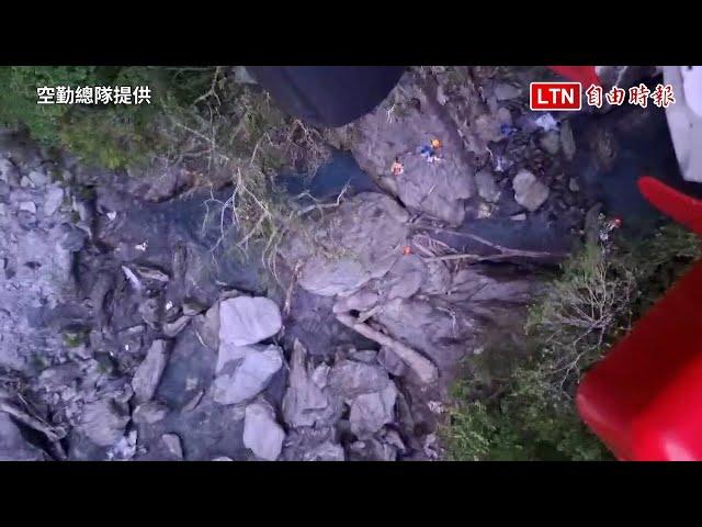 3名澳洲登山客受困1女獲救！空勤黑鷹今晨搶救另2人（空勤總隊提供）