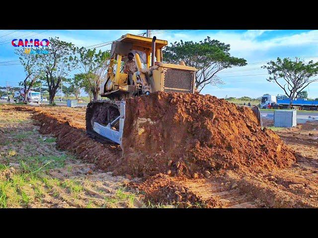 Strongly mighty Bulldozer KOMATSU D65E pushing soil clear land | CAMBO-Machine