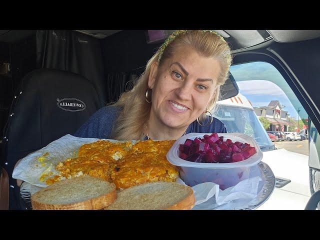 Рыбка под морковкой, винегрет и сухарик.
