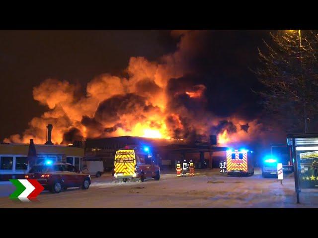 Großbrand in Mülheim an der Ruhr - Hunderte Kräfte aus NRW im Einsatz