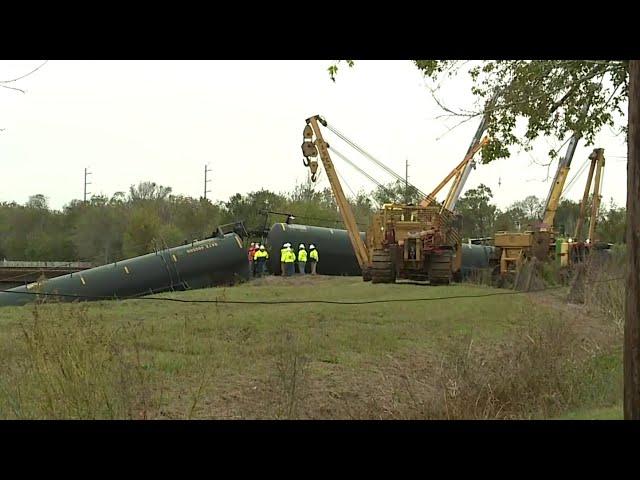 Houston shuts off water supply pumps after 7 car derailment