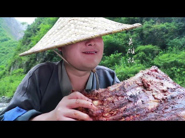 【Shyo video】小伙河邊秘製6斤牛排骨，肉香四溢，吃得滿嘴流油，太香了