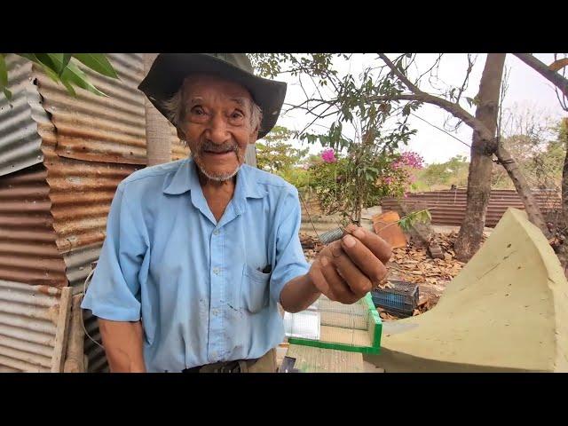 Colocación de piso en la nueva casa de el abuelito vendedor de minutas/El Salvador 